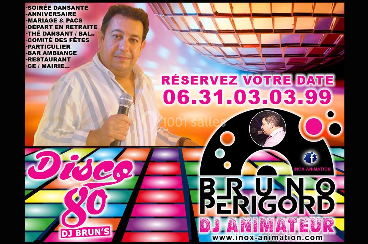 Homme tenant un micro devant un fond coloré avec des informations sur des services d'animation et un numéro de contact.