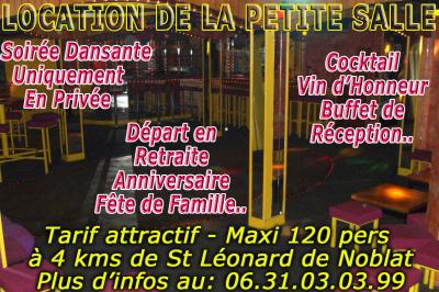 Salle de réception décorée avec des guirlandes et des lumières colorées, des invités assis et dansant.