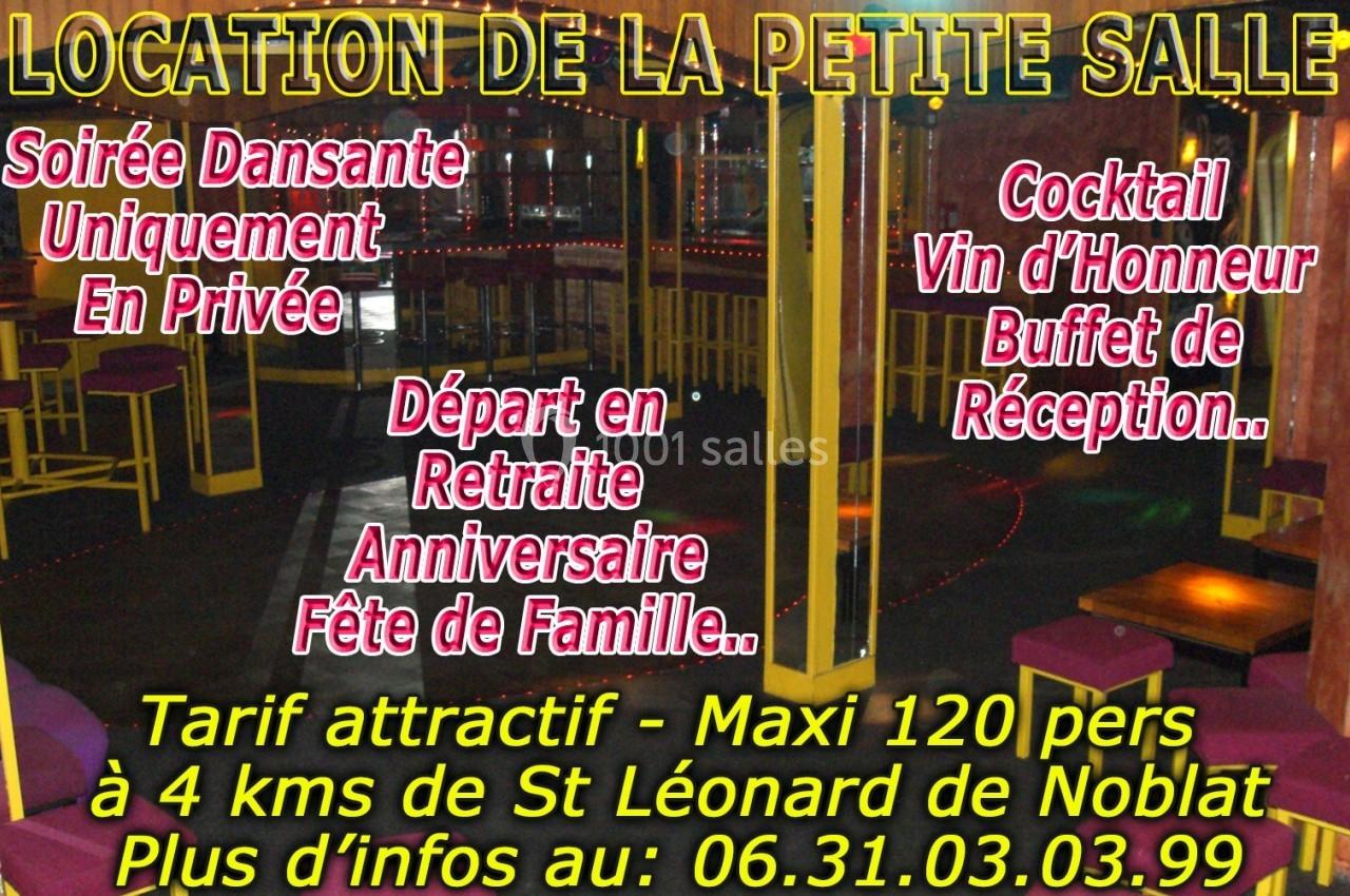 Intérieur d'une petite salle avec tables, chaises et éclairage tamisé, décorée pour des événements privés.