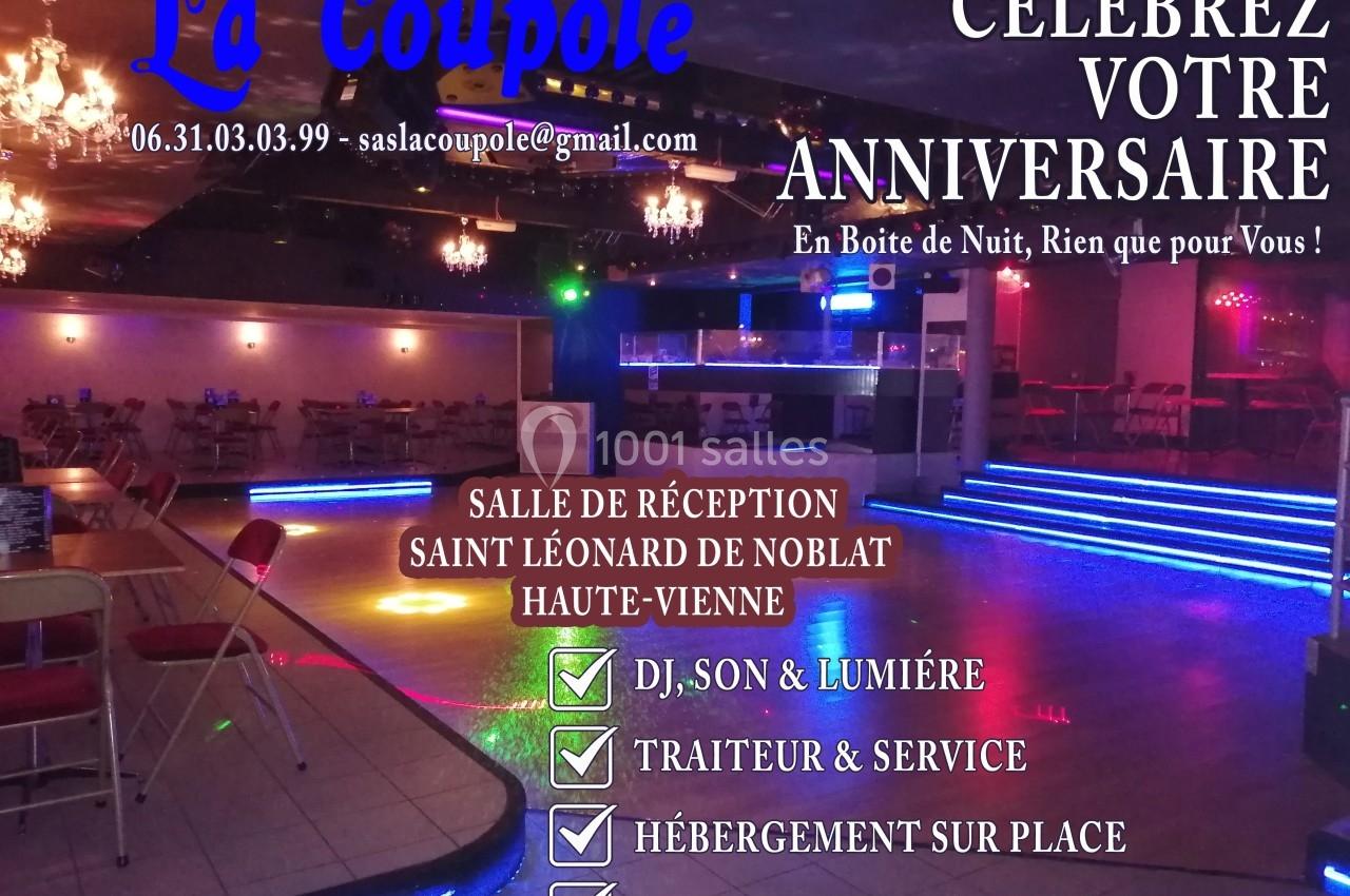 Salle de réception avec piste de danse éclairée, tables dressées et ambiance festive, située à Saint-Léonard-de-Noblat.