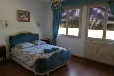 Salle de réception décorée avec des guirlandes et des lumières colorées, des invités assis et dansant.