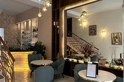 Façade d'un restaurant avec l'inscription ’1847 Restaurant-Lounge’, partiellement cachée par des feuilles vertes au premier…