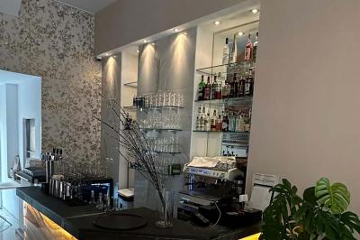 Façade d'un restaurant avec l'inscription ’1847 Restaurant-Lounge’, partiellement cachée par des feuilles vertes au premier…