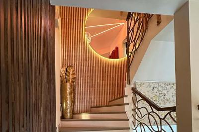 Façade d'un restaurant avec l'inscription ’1847 Restaurant-Lounge’, partiellement cachée par des feuilles vertes au premier…