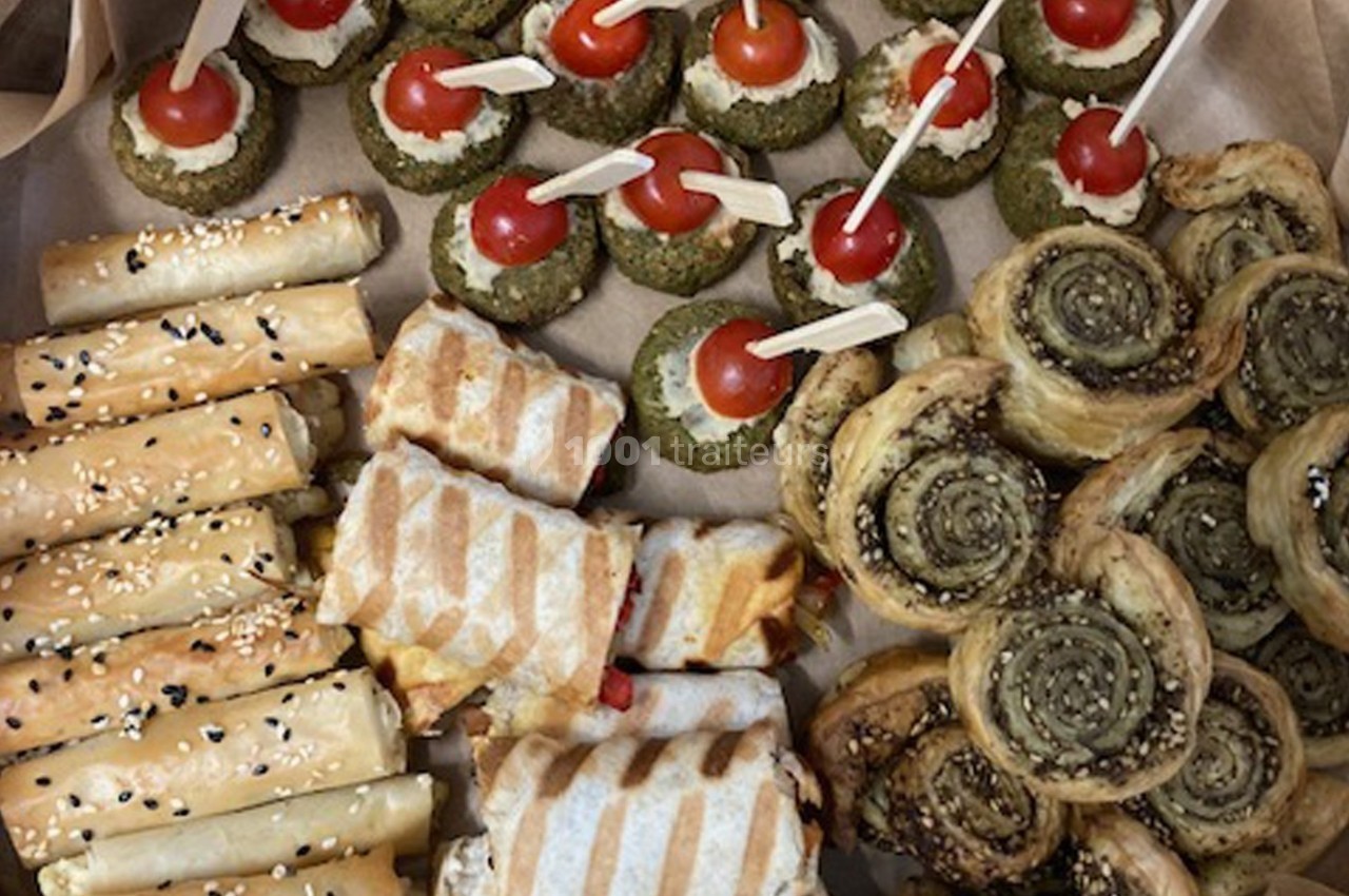 Assortiment de bouchées apéritives comprenant feuilletés, roulés, brochettes et snacks variés.