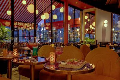 Un liquide enflammé est versé d'une petite carafe dans un verre rempli de glaçons sur une table.