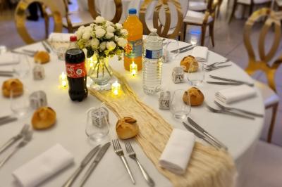Huîtres gratinées garnies de fromage et épices, présentées sur un plateau en bois, avec légumes en arrière-plan.