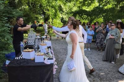 Huîtres gratinées garnies de fromage et épices, présentées sur un plateau en bois, avec légumes en arrière-plan.