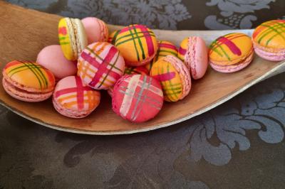 Huîtres gratinées garnies de fromage et épices, présentées sur un plateau en bois, avec légumes en arrière-plan.