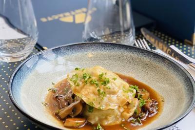 Bouteilles de champagne variées alignées sur une étagère réfrigérée, étiquettes visibles.