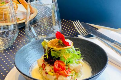 Bouteilles de champagne variées alignées sur une étagère réfrigérée, étiquettes visibles.