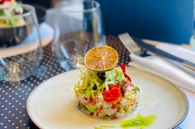 Bouteilles de champagne variées alignées sur une étagère réfrigérée, étiquettes visibles.