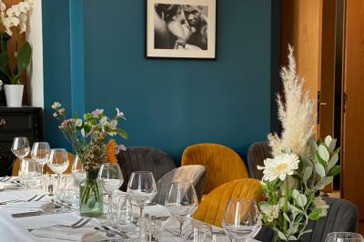 Bouteilles de champagne variées alignées sur une étagère réfrigérée, étiquettes visibles.