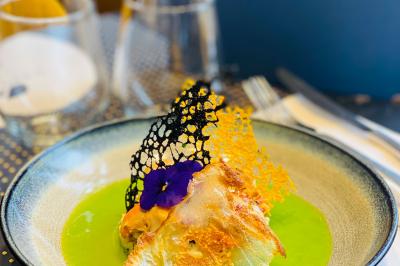 Bouteilles de champagne variées alignées sur une étagère réfrigérée, étiquettes visibles.