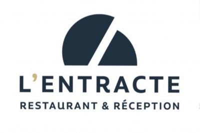 Bouteilles de champagne variées alignées sur une étagère réfrigérée, étiquettes visibles.