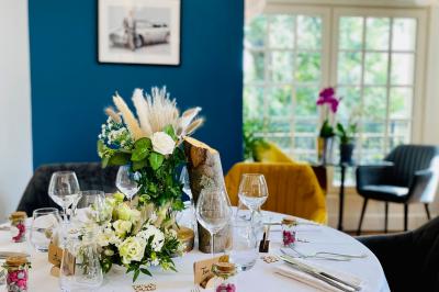 Bouteilles de champagne variées alignées sur une étagère réfrigérée, étiquettes visibles.