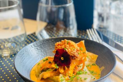 Bouteilles de champagne variées alignées sur une étagère réfrigérée, étiquettes visibles.