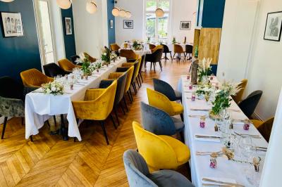 Bouteilles de champagne variées alignées sur une étagère réfrigérée, étiquettes visibles.