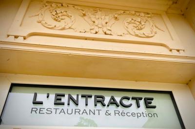 Bouteilles de champagne variées alignées sur une étagère réfrigérée, étiquettes visibles.