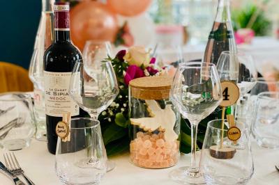 Bouteilles de champagne variées alignées sur une étagère réfrigérée, étiquettes visibles.