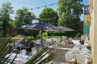 Bouteilles de champagne variées alignées sur une étagère réfrigérée, étiquettes visibles.