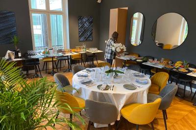 Bouteilles de champagne variées alignées sur une étagère réfrigérée, étiquettes visibles.