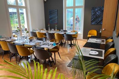 Bouteilles de champagne variées alignées sur une étagère réfrigérée, étiquettes visibles.