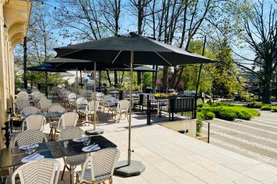 Bouteilles de champagne variées alignées sur une étagère réfrigérée, étiquettes visibles.