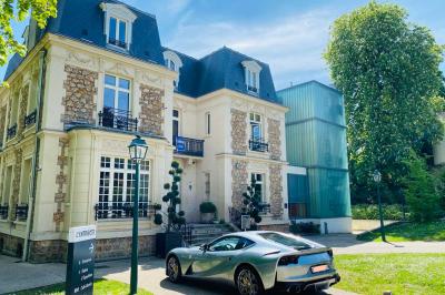 Bouteilles de champagne variées alignées sur une étagère réfrigérée, étiquettes visibles.