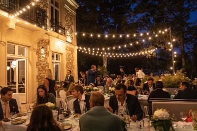 Bouteilles de champagne variées alignées sur une étagère réfrigérée, étiquettes visibles.
