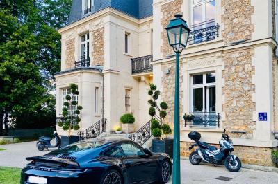 Bouteilles de champagne variées alignées sur une étagère réfrigérée, étiquettes visibles.