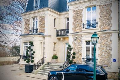 Bouteilles de champagne variées alignées sur une étagère réfrigérée, étiquettes visibles.