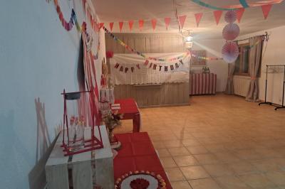 Décoration de table de mariage en extérieur avec chandeliers en verre, fleurs blanches et chaises alignées sur une pelouse.