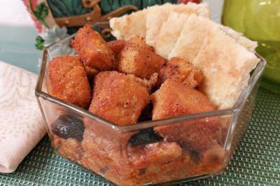 Assiette de triangles de pâte garnis d'une farce crémeuse, décorés de persil et disposés en cercle.