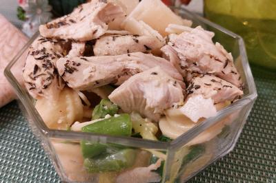 Assiette de triangles de pâte garnis d'une farce crémeuse, décorés de persil et disposés en cercle.