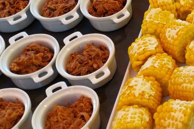 Assiette de triangles de pâte garnis d'une farce crémeuse, décorés de persil et disposés en cercle.