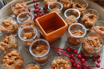 Assiette de triangles de pâte garnis d'une farce crémeuse, décorés de persil et disposés en cercle.