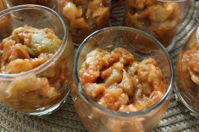 Assiette de triangles de pâte garnis d'une farce crémeuse, décorés de persil et disposés en cercle.