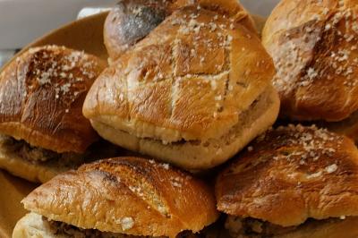 Assiette de triangles de pâte garnis d'une farce crémeuse, décorés de persil et disposés en cercle.
