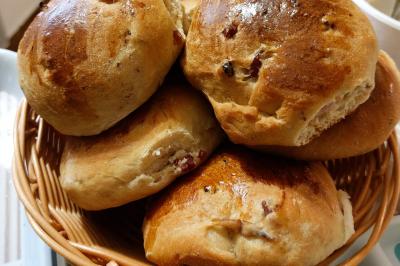 Assiette de triangles de pâte garnis d'une farce crémeuse, décorés de persil et disposés en cercle.