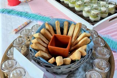 Assiette de triangles de pâte garnis d'une farce crémeuse, décorés de persil et disposés en cercle.