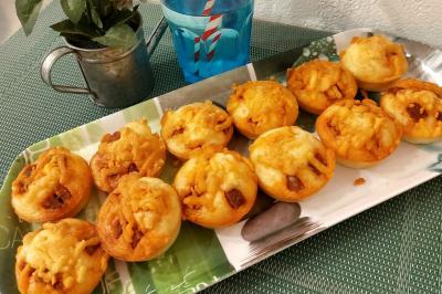 Assiette de triangles de pâte garnis d'une farce crémeuse, décorés de persil et disposés en cercle.