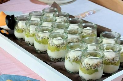 Assiette de triangles de pâte garnis d'une farce crémeuse, décorés de persil et disposés en cercle.