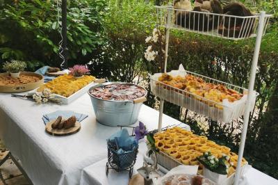 Assiette de triangles de pâte garnis d'une farce crémeuse, décorés de persil et disposés en cercle.