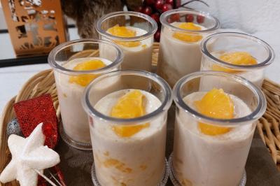 Assiette de triangles de pâte garnis d'une farce crémeuse, décorés de persil et disposés en cercle.