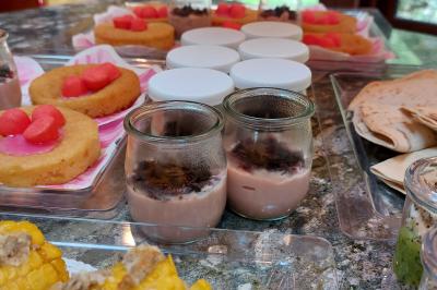 Assiette de triangles de pâte garnis d'une farce crémeuse, décorés de persil et disposés en cercle.