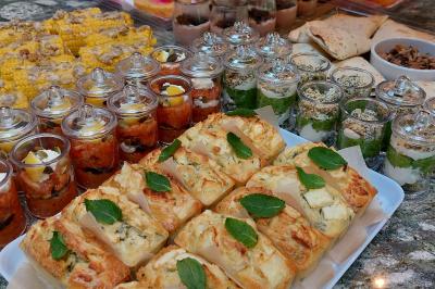 Assiette de triangles de pâte garnis d'une farce crémeuse, décorés de persil et disposés en cercle.