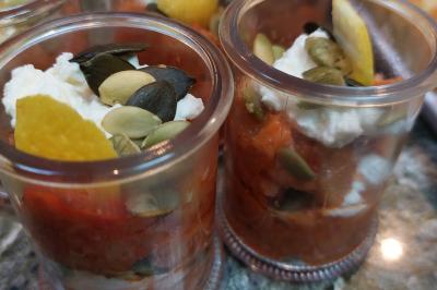 Assiette de triangles de pâte garnis d'une farce crémeuse, décorés de persil et disposés en cercle.