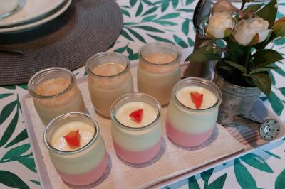 Assiette de triangles de pâte garnis d'une farce crémeuse, décorés de persil et disposés en cercle.