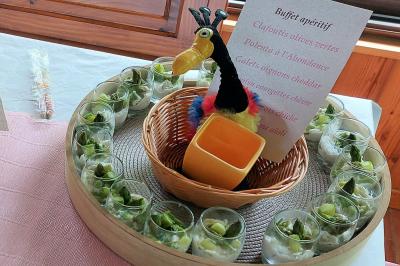 Assiette de triangles de pâte garnis d'une farce crémeuse, décorés de persil et disposés en cercle.